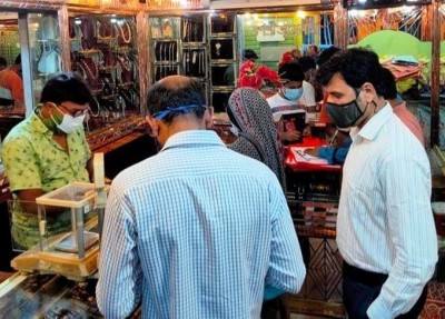 মেহেরপুরে মাস্ক ব্যবহার না করাই পথচারী ও ব্যবসায়ীর জরিমানা